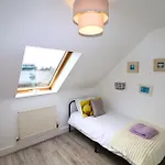 Egham Modern Two Bedroom Apartment