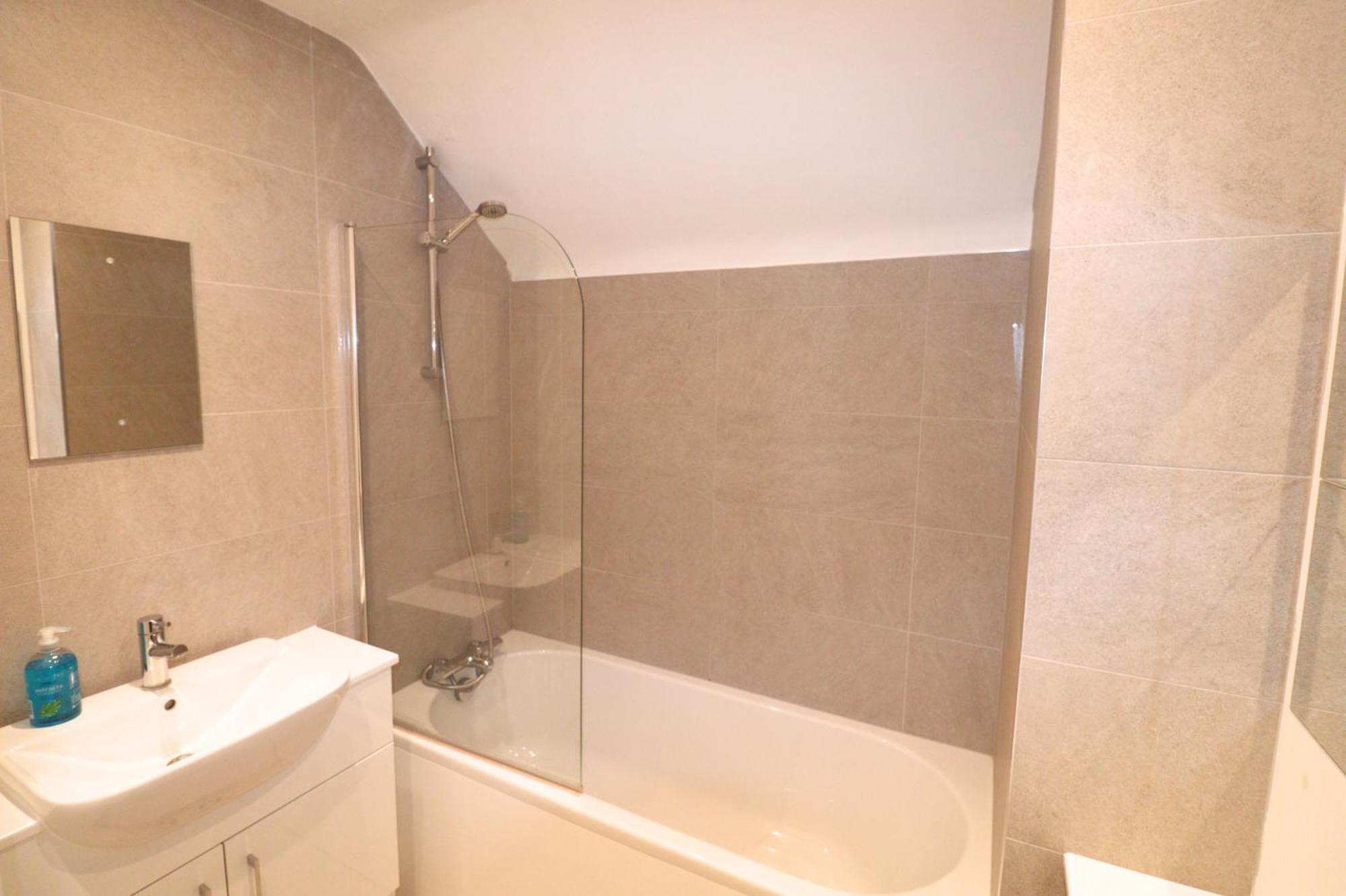 Modern Two Bedroom * Egham