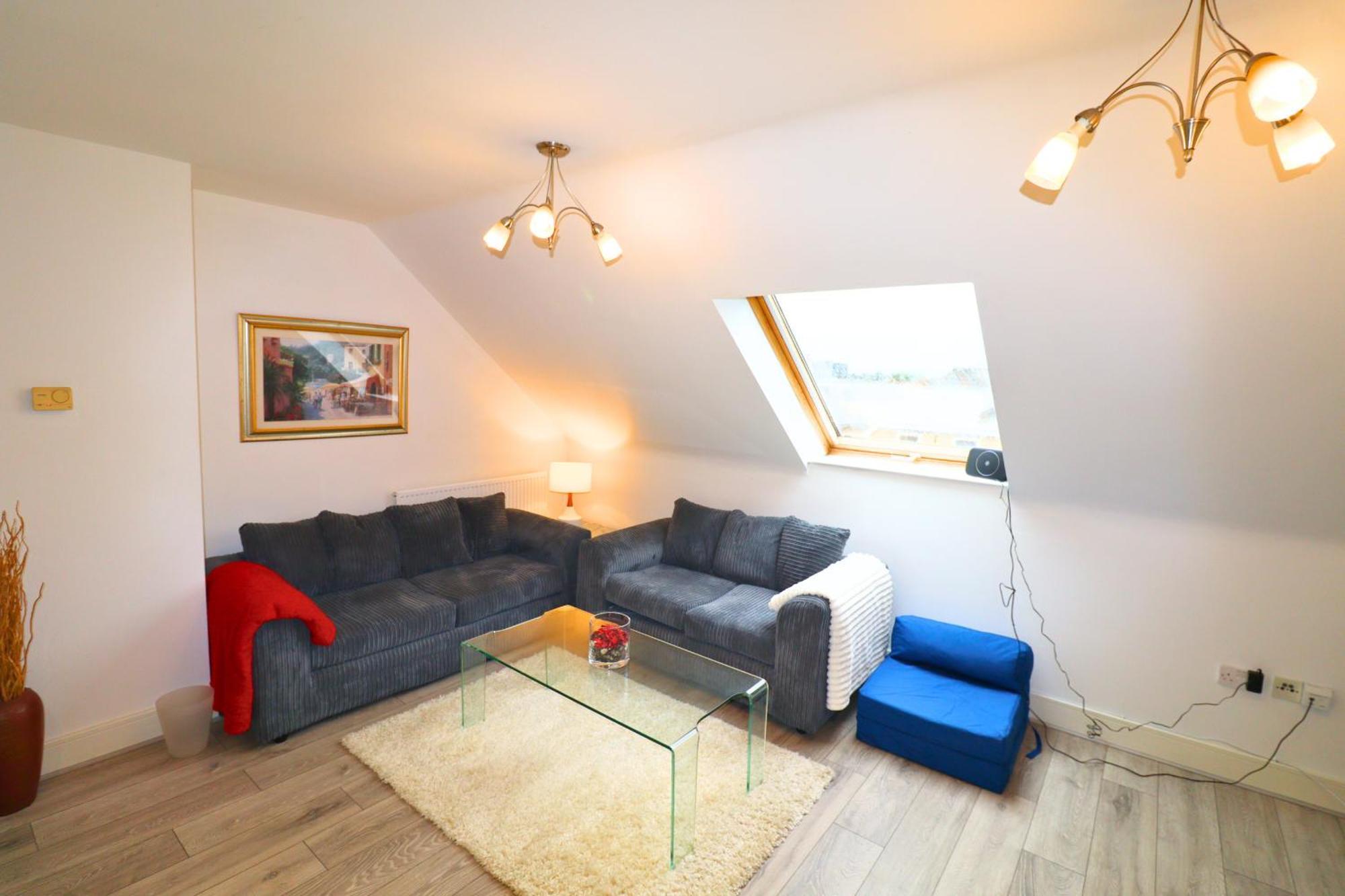 Modern Two Bedroom * Egham