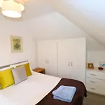 Egham Modern Two Bedroom Apartment